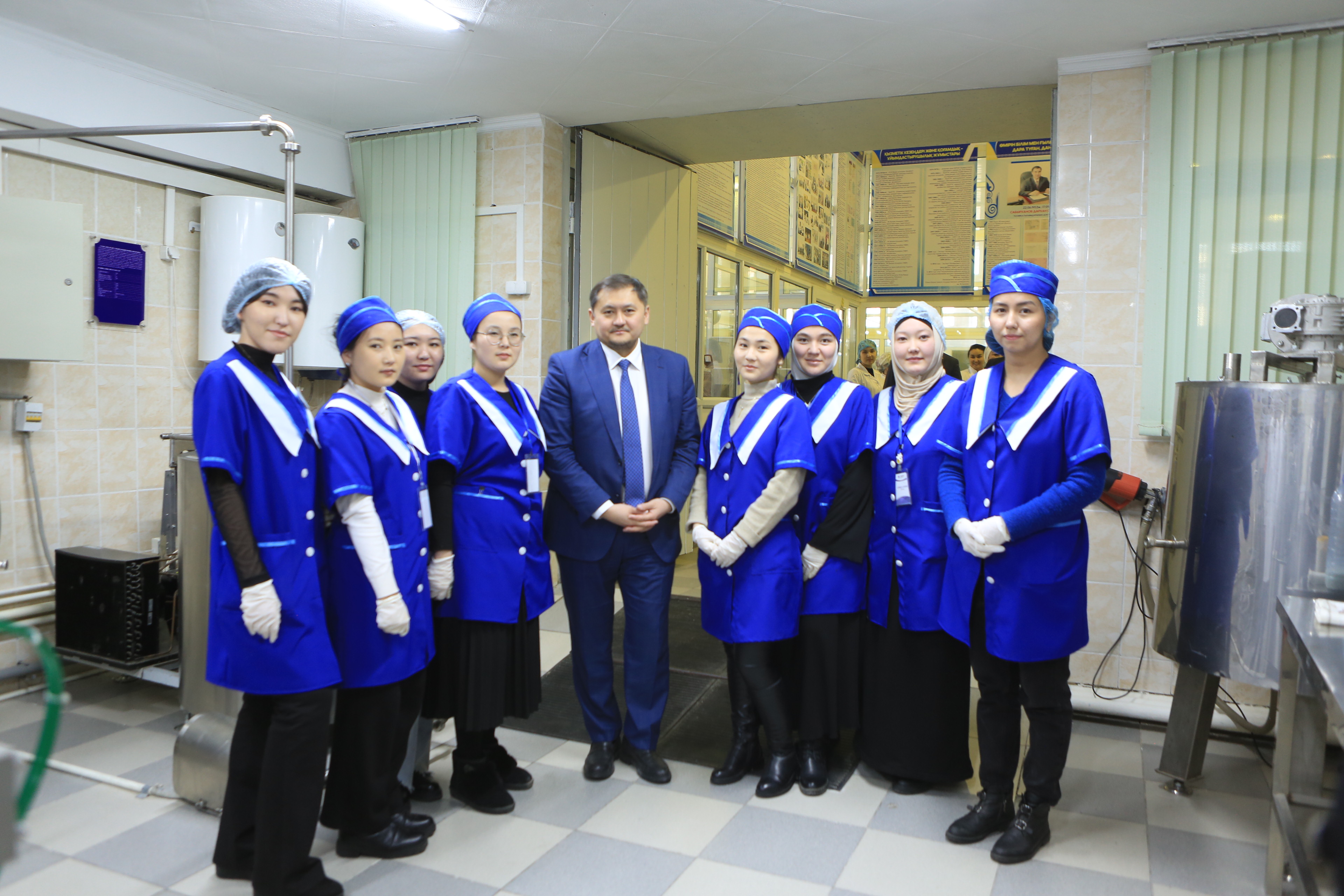 Minister of Science and Higher Education of the Republic of Kazakhstan Sayasat Nurbek got acquainted with the educational and industrial laboratory of the Higher School of Textile and Food Engineering of the M. Auezov SKU educational Institution